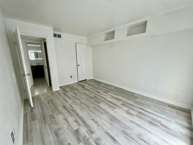 Building Photo - 2830 S Bartell Dr