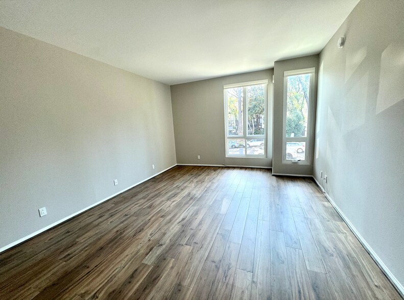 Building Photo - 1930 S Beverly Glen Blvd