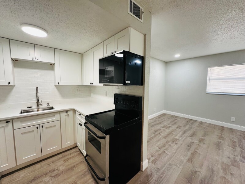 Building Photo - 618 93rd Ave N