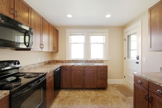 Building Photo - 843 Cherry St SE