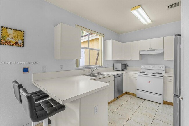 Building Photo - 755 E Mowry Ct