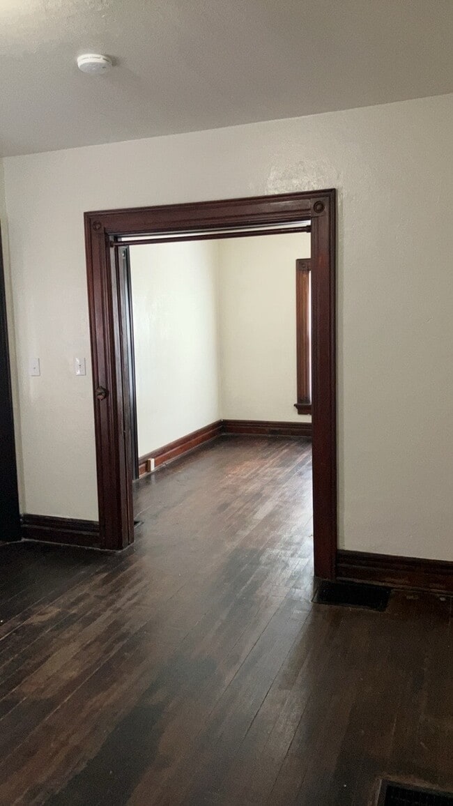 Building Photo - 123 Park Dr