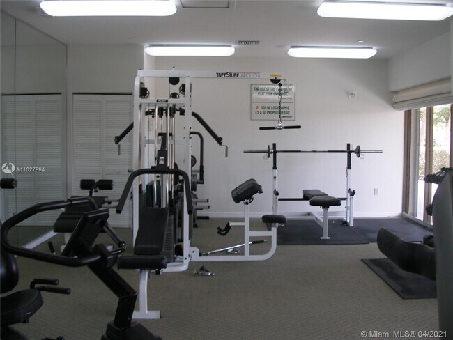 Building Photo - 2625 Collins Ave