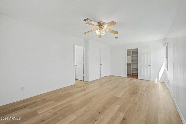 Building Photo - 2601 E Dahlia Dr