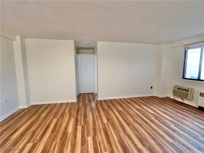 Building Photo - 11720 Edgewater Dr