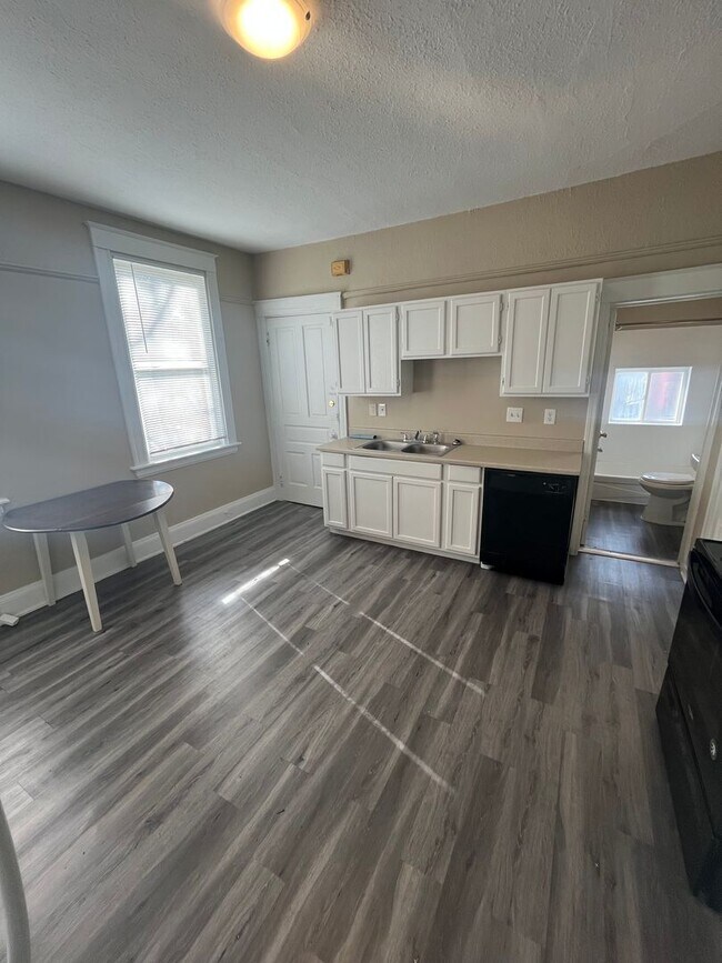 Building Photo - 235 Emming St