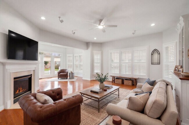 Building Photo - Stunning 4 level detached home close to the Mosaic District in Fairfax!