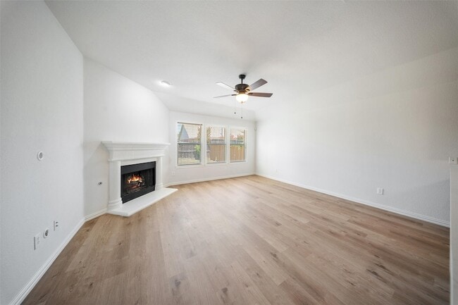 Building Photo - 6000 Meadowglen Dr