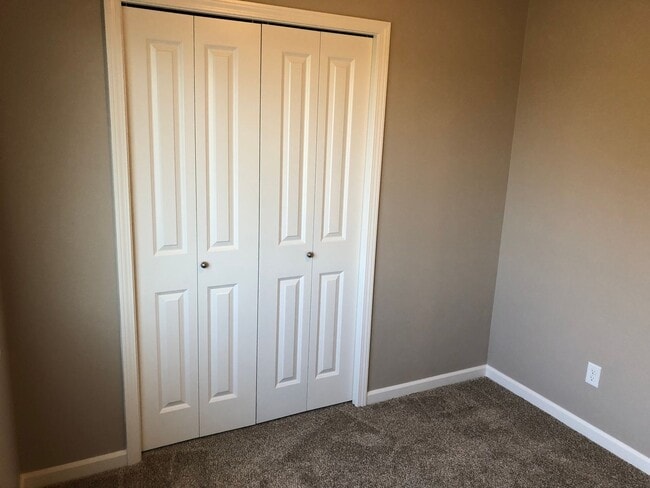 Building Photo - Newer 4 bed 2.5 bath duplex
