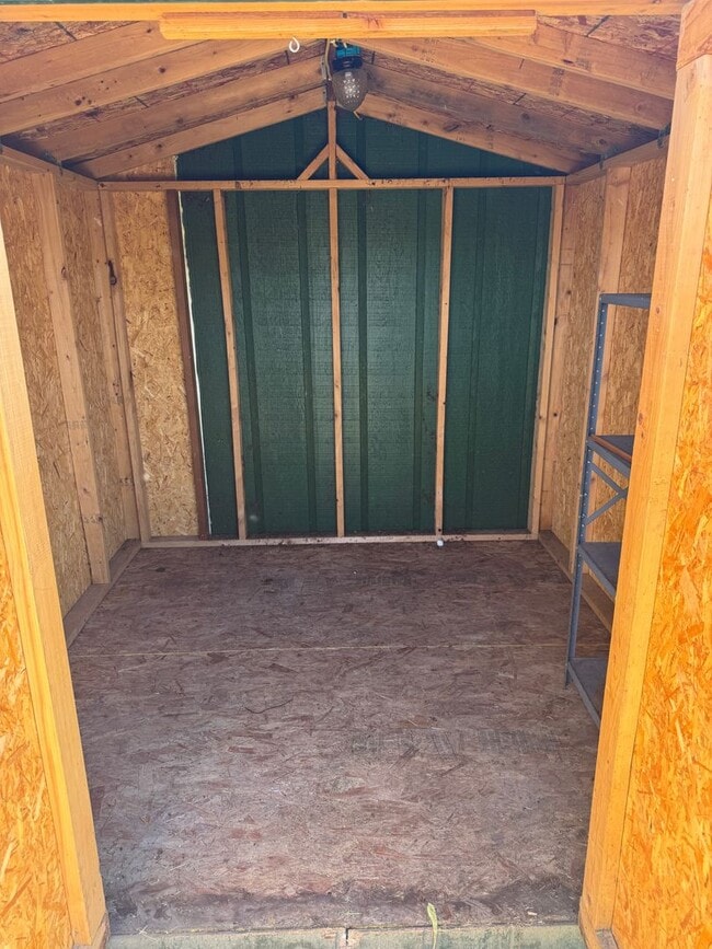 Building Photo - 2-bedroom/1 bathroom duplex with garage and shed!