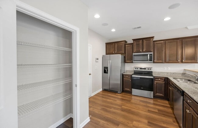 Building Photo - DISCOVER COMFORT & STYLE IN LEXINGTON'S DAWSON'S PARK