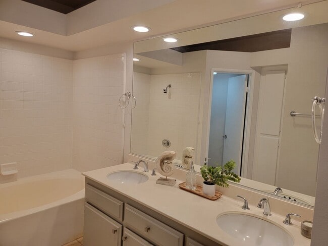 Building Photo - Creekside 1st Floor Condo