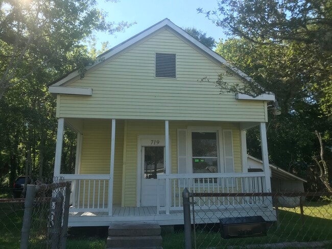Primary Photo - 719 N Madison St