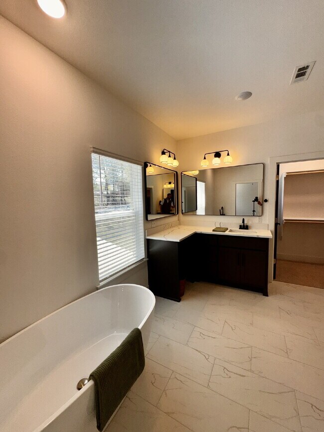 Building Photo - 8881 Williams Rd