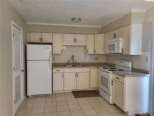 Building Photo - 851 Clareridge Ln