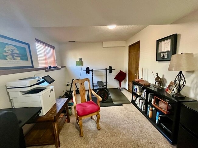 Building Photo - Well maintained 4 bedroom home available in the Rockrimmon area!