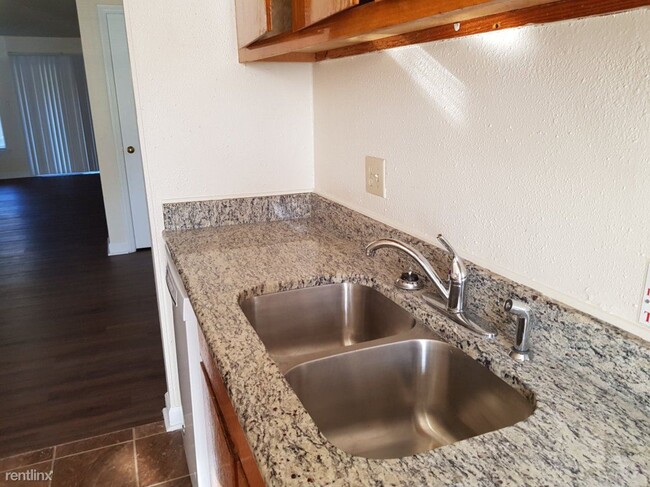 Building Photo - 2 br, 2.5 bath  - Avery Close