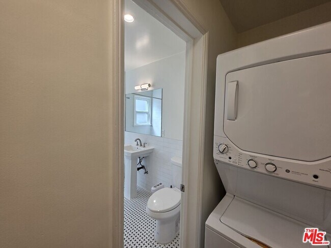 Building Photo - 102 Gaviota Ave