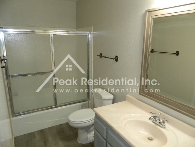Building Photo - Very Nice 3 bd/2ba Elk Grove Home with 2 C...