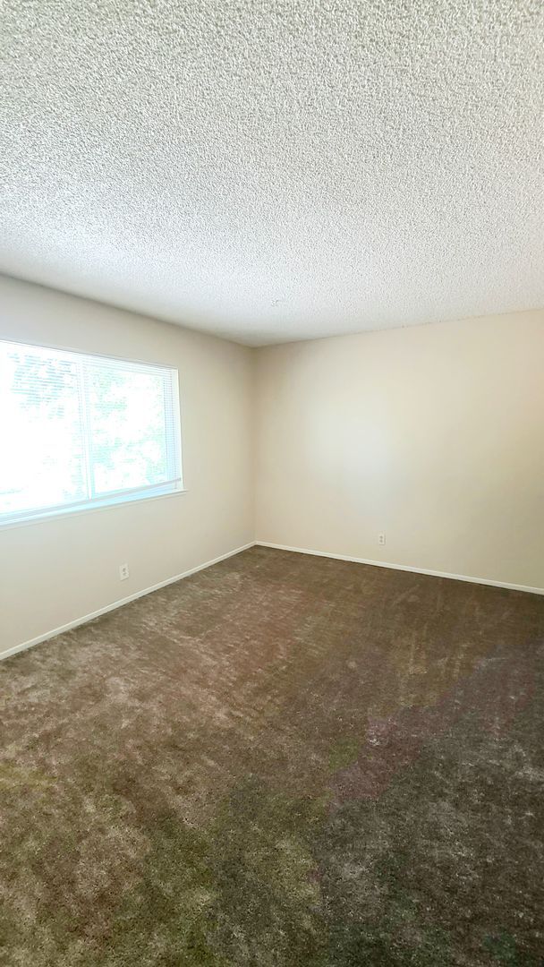 Building Photo - Beautifully Maintained Condo w/ Pool Access!
