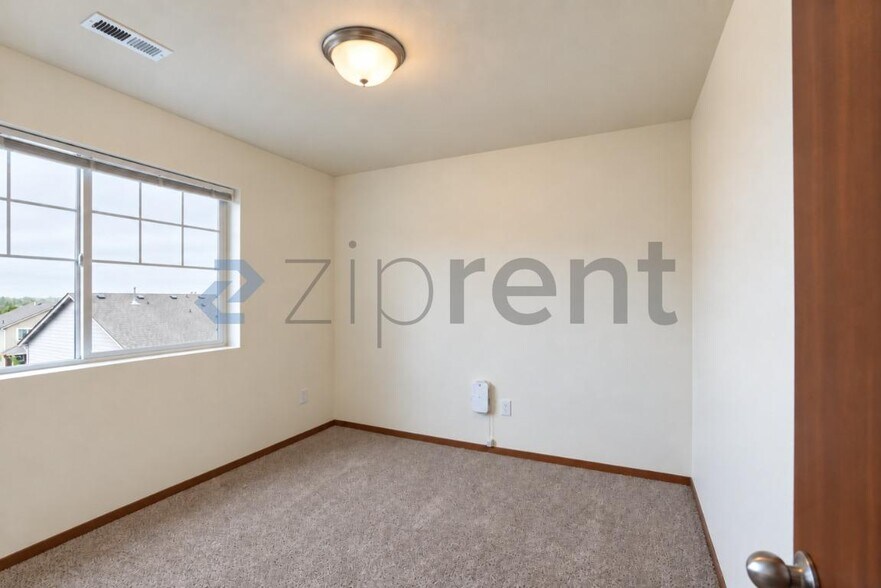 Building Photo - Unit