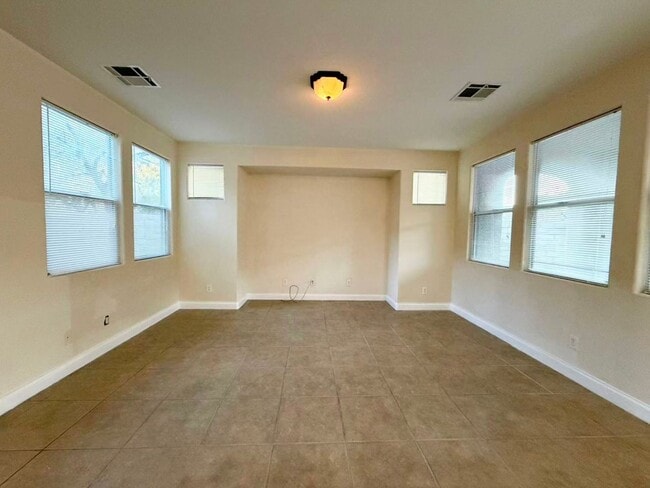 Building Photo - Lovely move-in ready Summerlin community with 3 bedrooms and 2.5 baths House