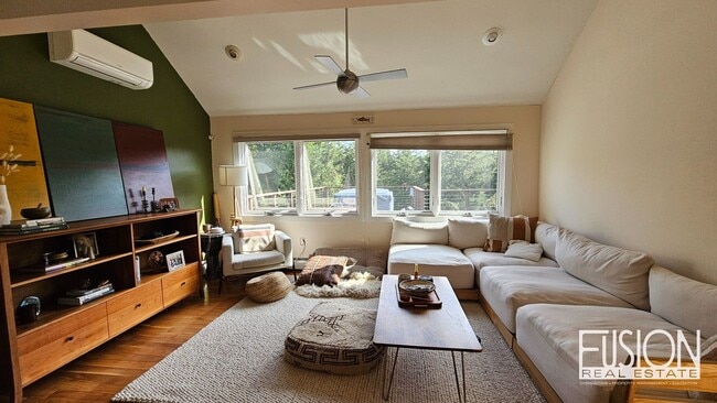Building Photo - Contemporary 3 bed/2.5 bath on 10 Private Acres with Deeded Lake Access down the Road!