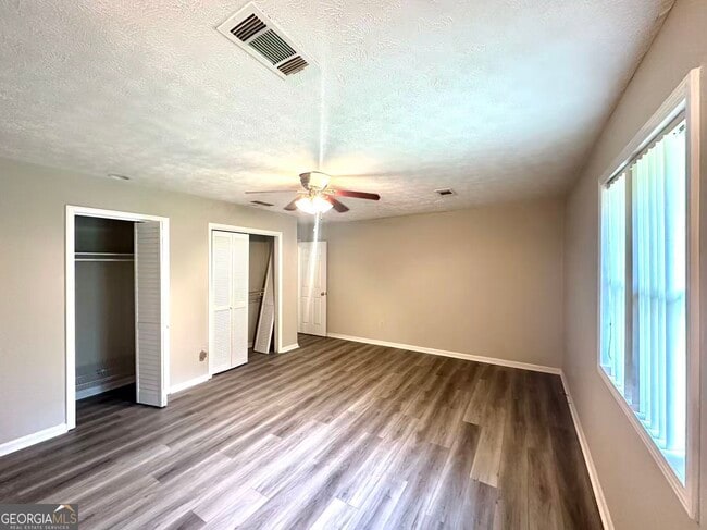 Building Photo - 100 Lakeview Ln