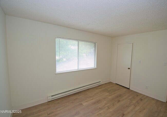 Building Photo - 664 Oakwood Dr
