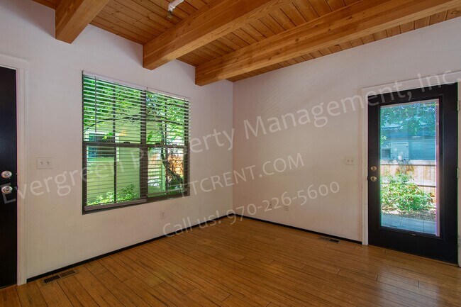 Building Photo - 318-320 W Myrtle