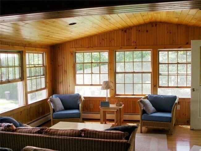 Building Photo - 140 Treasure Rd