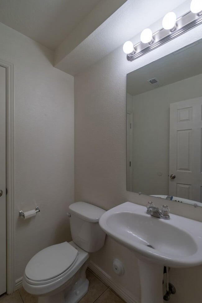 Building Photo - Hidden Valley Townhome For Rent!