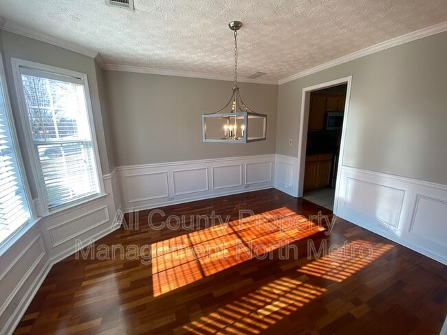 Building Photo - 1910 Overland Crossing