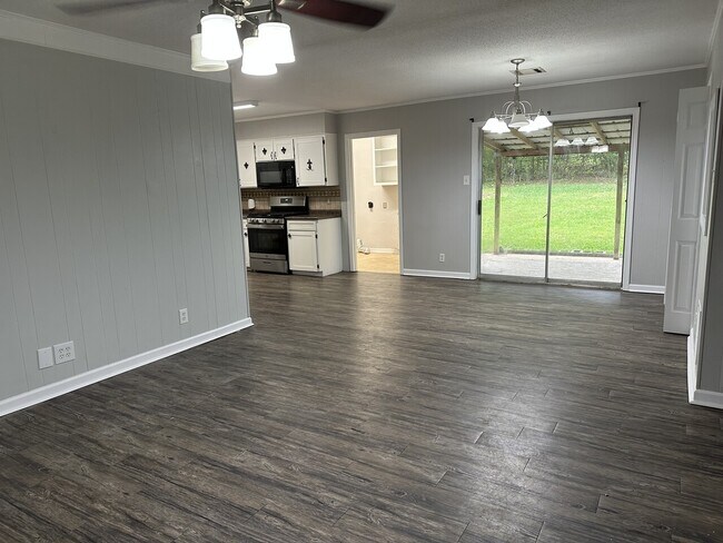 Building Photo - 107 Lake Dr