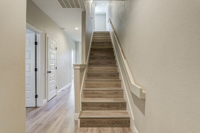 Building Photo - Stunning 3 Story Town-Home near Texas Tech...
