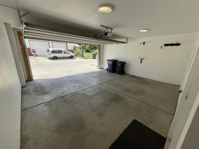 Building Photo - 3030 Wilson Ct