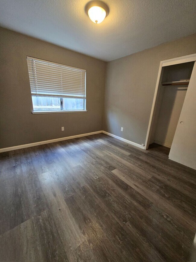 Building Photo - 3313 Jamestown Dr