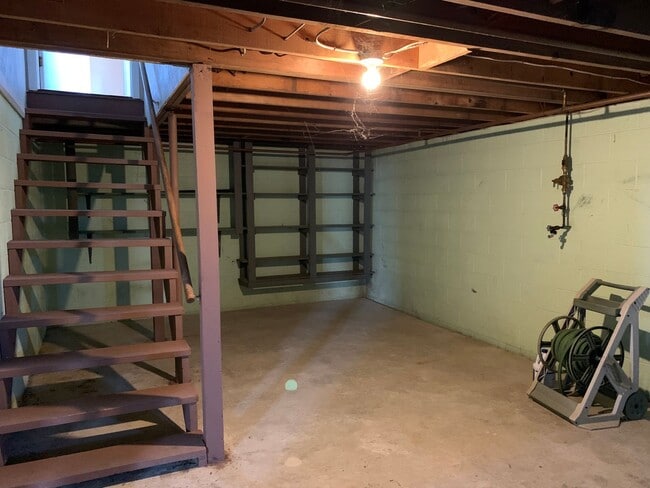 Building Photo - Move-in ready!! Bonus room that could easi...