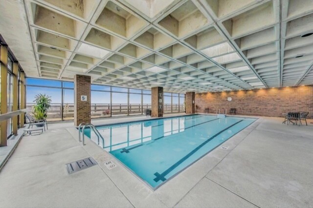 Building Photo - 2650 N Lakeview Ave