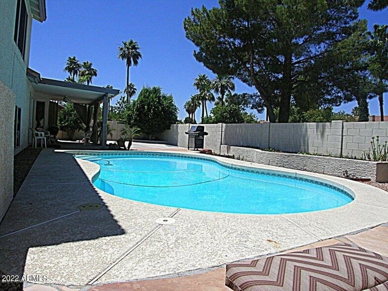 Building Photo - 1338 E Encinas Ave