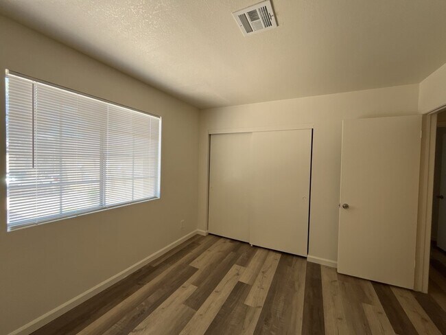 Building Photo - A stunning 2-bedroom, 1-bathroom rental pr...