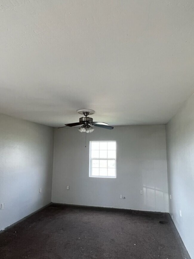 Building Photo - Farm house with room MOVE IN SPECIAL