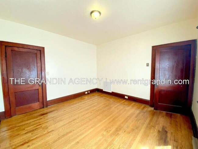 Building Photo - 1129 Stewart Ave SE