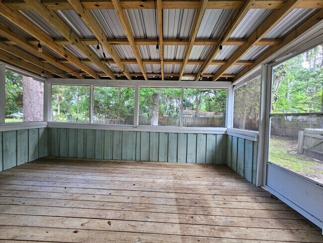 Building Photo - **Newly remodeled kitchen **  2 bedroom, 2bath Isle of Hope home with fenced in backyard and scre...