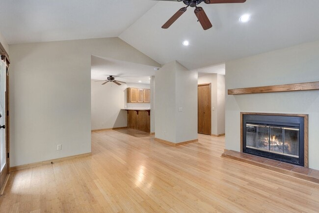 Building Photo - 2 Bedroom/1.5 Bathroom Duplex - ASK ABOUT ...