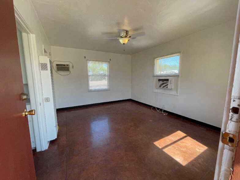 Building Photo - 1103 E Adams St