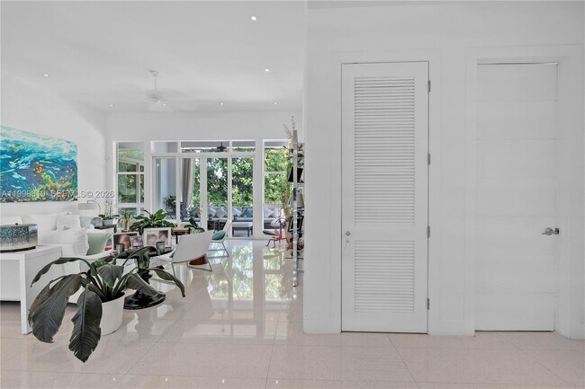 Building Photo - 435 Hampton Ln