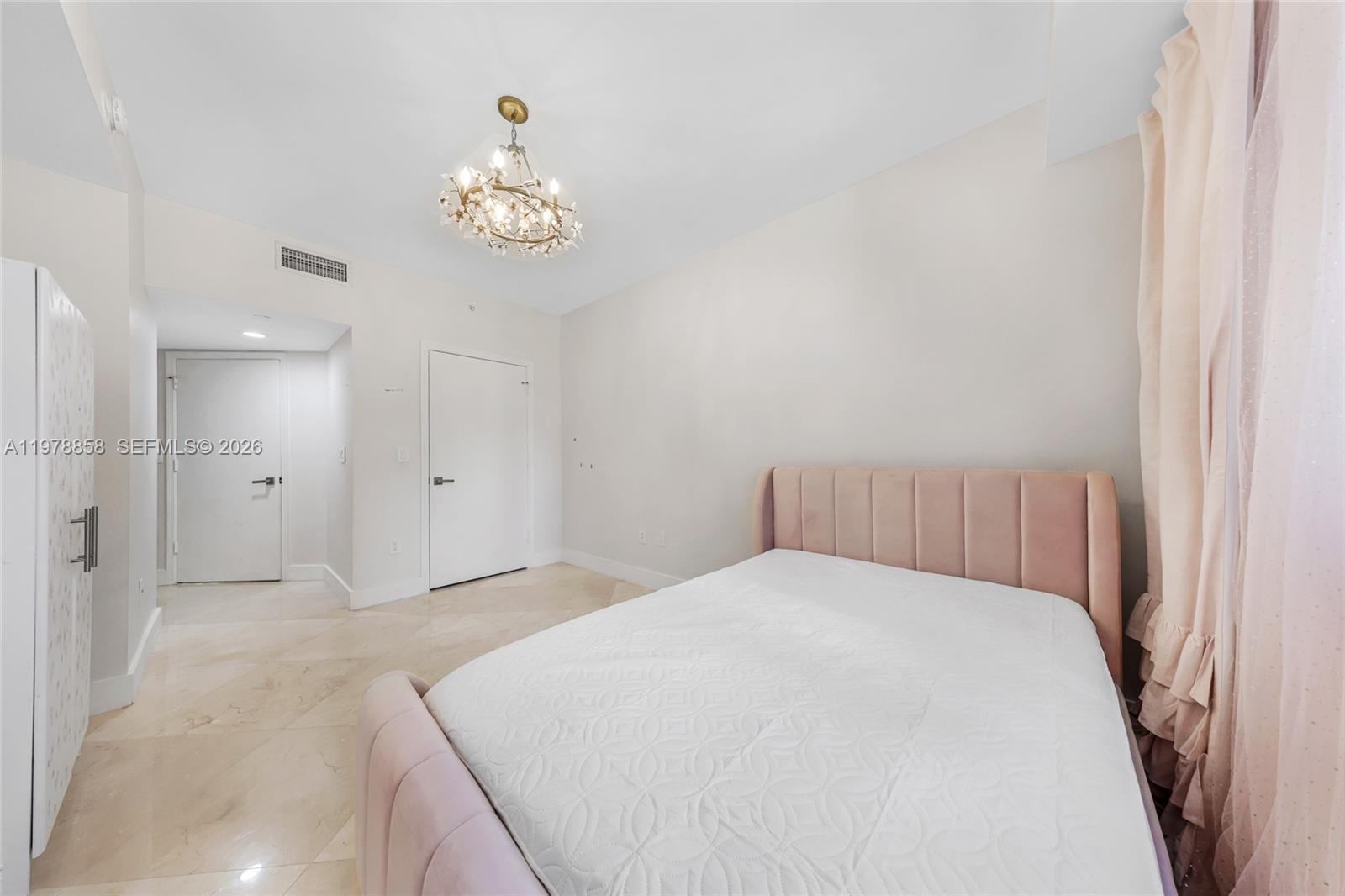 Building Photo - 20000 E Country Club Dr