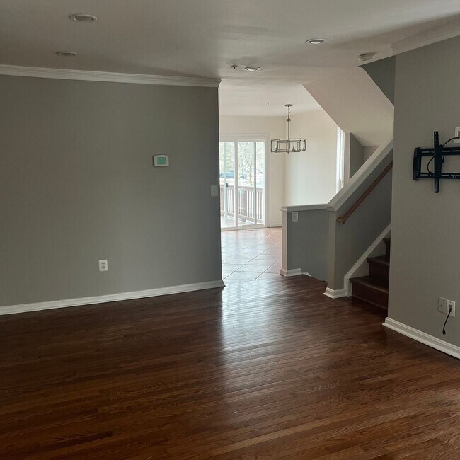 Building Photo - Large 4-bedroom Townhouse Odenton