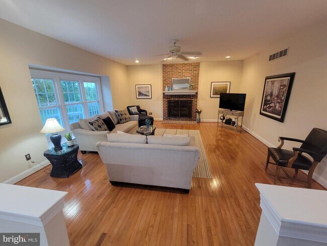 Building Photo - 12 Foxview Cir